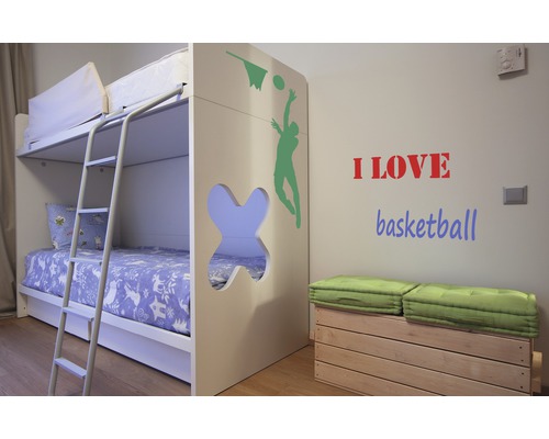 Kinderzimmer mit Etagenbett, Leiter und Spielzeugkiste mit Kissen