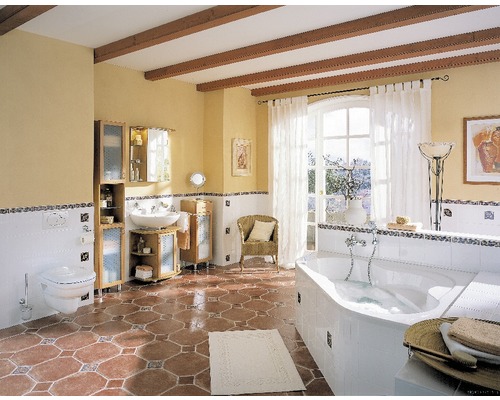 Badezimmer mit Badewanne, Waschtisch, Spiegelschrank, Toilette und Fliesenboden