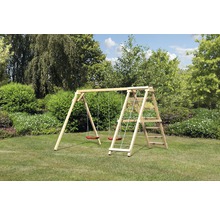Holzschaukel mit Leiter im Garten
