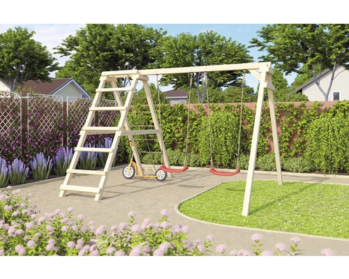 Holzschaukelgerüst mit Leiter und Tretroller im Garten.