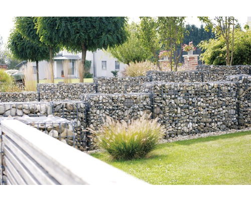 Gestufter Garten mit Gabionenwänden, gefüllt mit Steinen