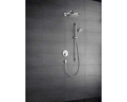 Duschset mit Kopfbrause, Handbrause und Thermostatarmatur an einer gefliesten Wand