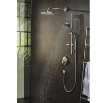 Duschsystem mit Kopfbrause und Handbrause im Badezimmer.