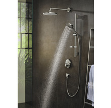 Duschsystem mit Kopf- und Handbrause im Badezimmer mit laufendem Wasser.