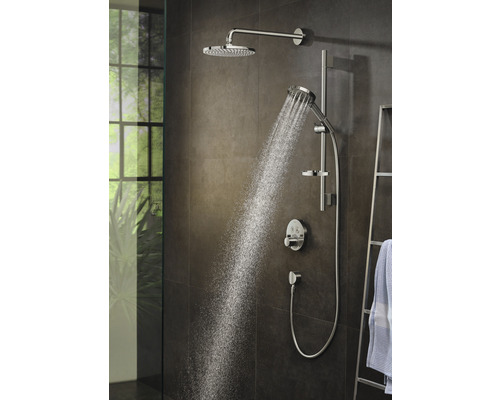 Duschsystem mit Kopf- und Handbrause im Badezimmer mit laufendem Wasser.