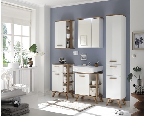 Helles Badezimmer mit Waschtisch, Spiegelschrank und Hochschrank in Holzoptik und Weiß
