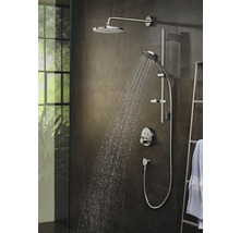 Duschsystem mit Kopfbrause und Handbrause im Badezimmer mit dunklen Fliesen.