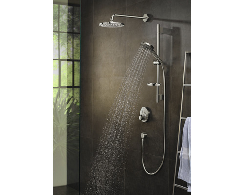 Duschsystem mit Kopfbrause und Handbrause im Badezimmer mit dunklen Fliesen.