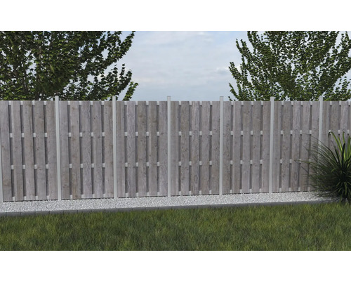 Holzzaun mit Metallpfosten im Garten