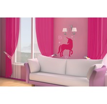 Wohnzimmer mit Sofa, Fenster und Dekoration