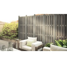 Holzzaun mit Gartenmöbeln auf der Terrasse