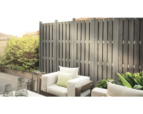 Holzzaun mit Gartenmöbeln auf der Terrasse