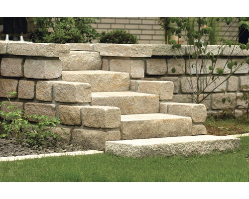 Treppe aus Natursteinen im Garten