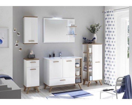 Badezimmer mit Waschtisch, Spiegel, Spiegelschrank und Hochschrank in hellem Design
