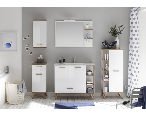 Badezimmer mit Waschbeckenunterschrank, Spiegelschrank, Hochschrank und Kommode in Weiß und Holzoptik