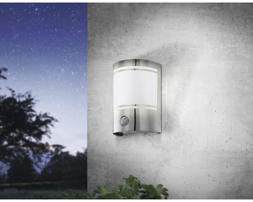 Wandleuchte mit Bewegungsmelder an einer Betonwand