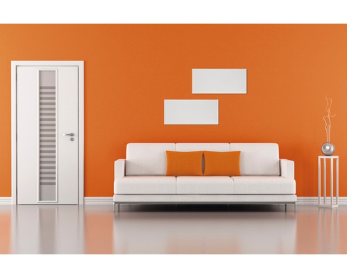 Wohnzimmer mit Sofa, Tür und Dekoration