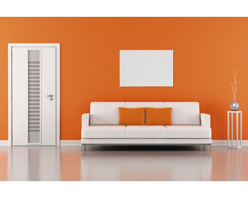 Modernes Wohnzimmer mit Sofa, Tür und Dekoration