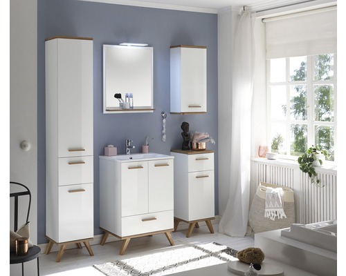 Modernes Badezimmer mit weißen Möbeln, Waschbeckenunterschrank, Spiegelschrank und Hochschrank für zusätzlichen Stauraum.