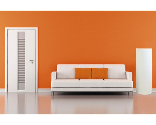 Modernes Wohnzimmer mit Sofa, Tür und Säule