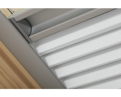 Detailaufnahme eines Dachfensterrollladens mit Lamellen