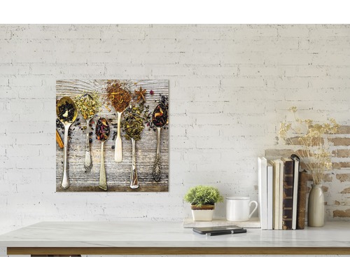 Dekorationstafel mit verschiedenen Teesorten in Löffeln auf Holzgrund