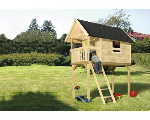 Kinderkletterhaus aus Holz mit Leiter im Garten.