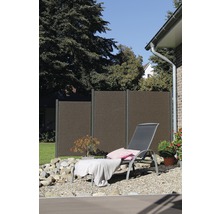 Gartenansicht mit Sichtschutzzaun und Liegestuhl