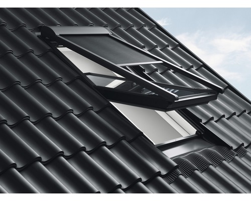VELUX Hitzeschutz-Markise transparent schwarz elektrisch MML FK06 5060 Dachfenster mit geöffnetem Fensterflügel und Rollo auf einem Dach