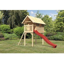 Holzspielhaus mit roter Rutsche und Leiter im Garten