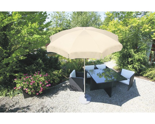 Szene im Garten mit Gartentisch, Stühlen und Sonnenschirm