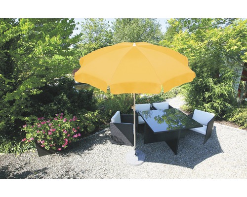 Gelber Sonnenschirm über Gartentisch und Stühlen