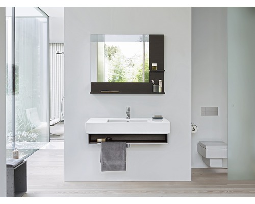 Modernes Badezimmer mit Waschtisch, Spiegel und Toilette