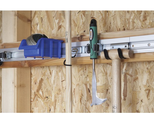 Werkzeugwand mit Werkzeugen und Zubehör