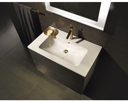 Modernes Badezimmer mit Waschbecken, Armatur und Spiegel