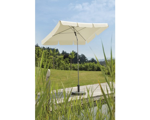 Quadratischer Gartenschirm mit Ständer auf einer Terrasse
