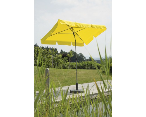 Gelber Sonnenschirm auf einer Terrasse im Garten.
