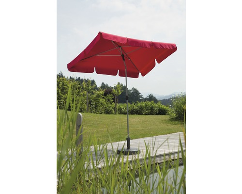 Quadratischer Sonnenschirm auf einer Terrasse mit Garten