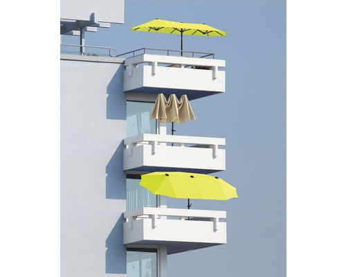 Mehrere Balkone mit Sonnenschirmen auf einem Gebäude