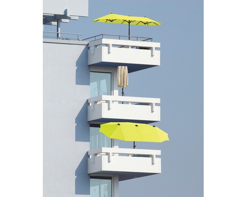 Balkone mit Sonnenschirmen an einem Gebäude