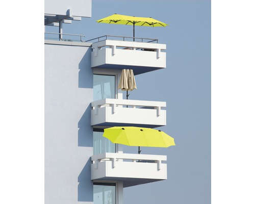 Mehrere Balkone mit Sonnenschirmen.