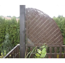 Halbrunder Sichtschutz aus Weide für den Balkon.