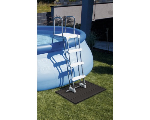 Aufstellpool mit Leiter und Unterlegmatte auf Rasen