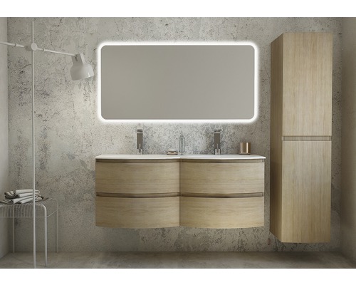 Badezimmer mit Waschtischunterschrank, beleuchtetem Spiegel und Hochschrank
