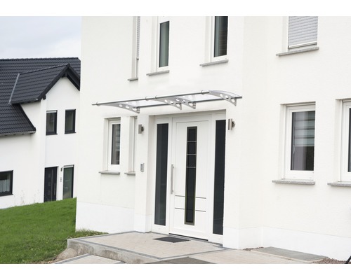 Hausfassade mit Eingangstür und Vordach