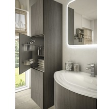 Modernes Badezimmer mit Waschtisch und offenem Badschrank zur Aufbewahrung von Badutensilien
