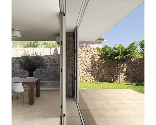 Terrasse mit Steinmauer, Tisch, Stühlen und Schiebetür