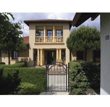 Hausfassade mit Säulen, Balkon und schmiedeeisernem Tor