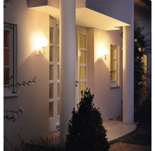 Beleuchtete Hausfassade mit Säulen und zwei Wandleuchten