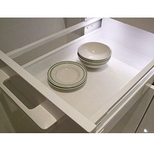 Ausgeöffnete Schublade mit Tellern und Schüsseln.